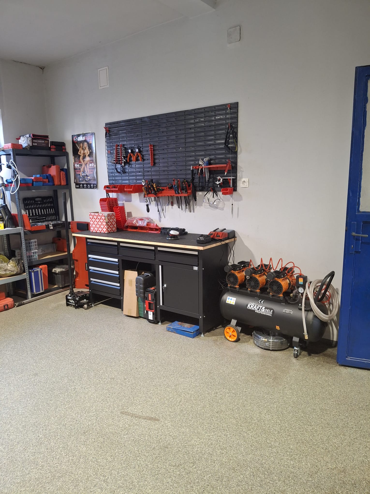 Radni stol s alatom u autoservisu